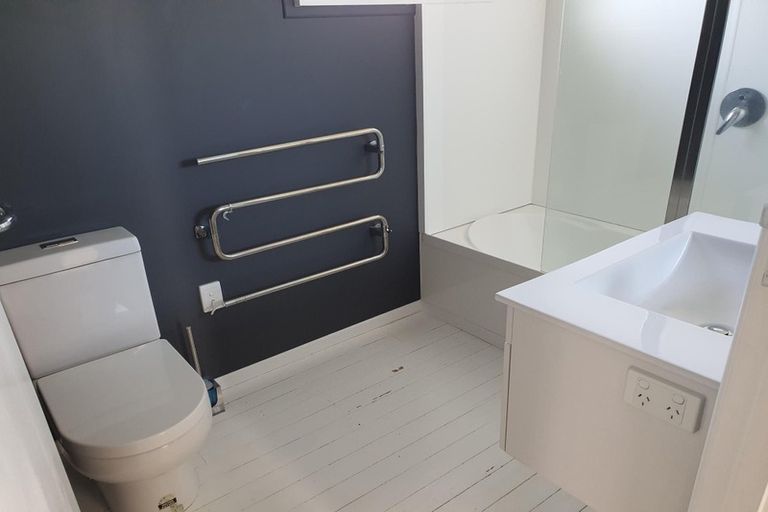 Photo of property in 11 Blenheim Place, Vogeltown, New Plymouth, 4310