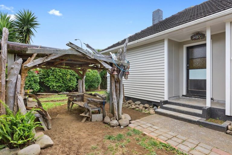 Photo of property in 9 Karaka Street, Merrilands, New Plymouth, 4312