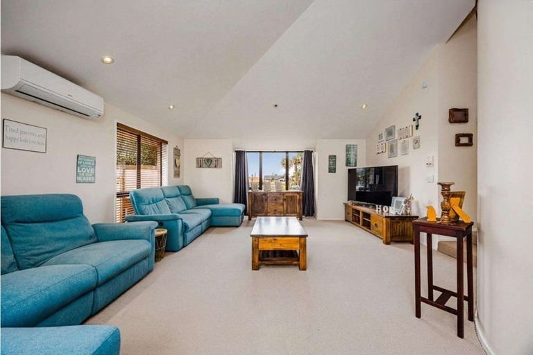 Photo of property in 22 Gillard Place, Eastern Beach, Auckland, 2012