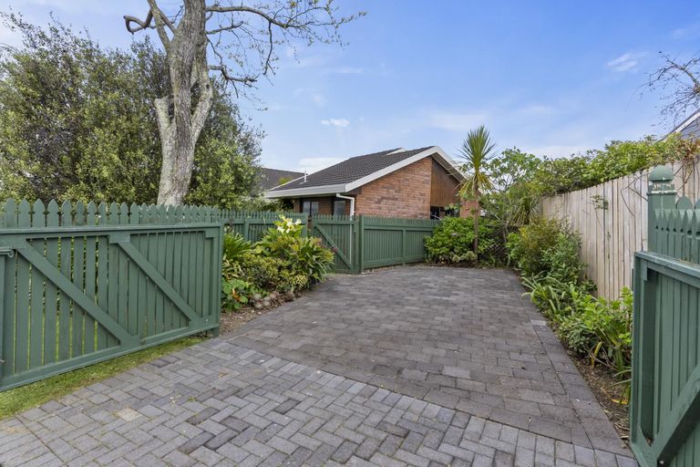 Photo of property in 17 Channing Crescent, Botany Downs, Auckland, 2010