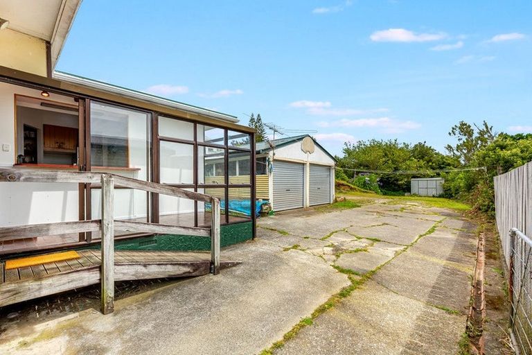 Photo of property in 32 Raroa Terrace, Tawa, Wellington, 5028