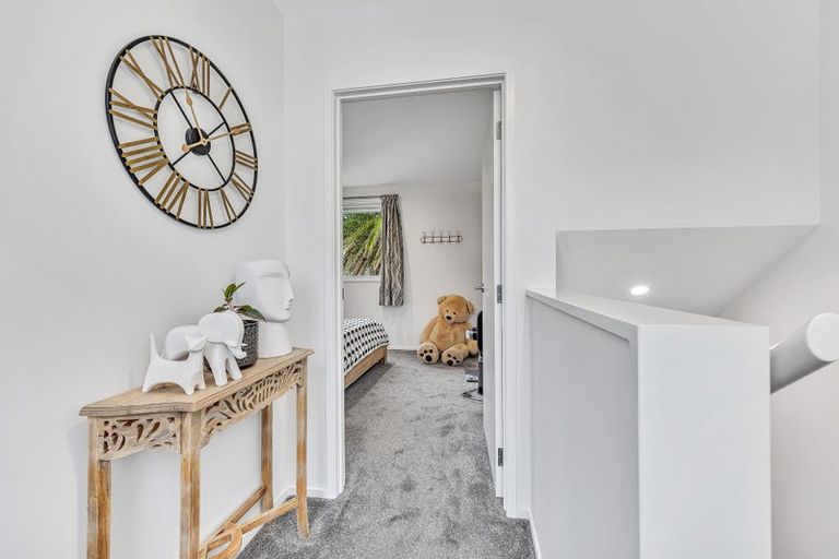 Photo of property in 2/24 Kelwyn Road, Kelston, Auckland, 0602