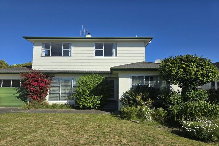 Photo of property in 10 Stirling Crescent, Hokowhitu, Palmerston North, 4410