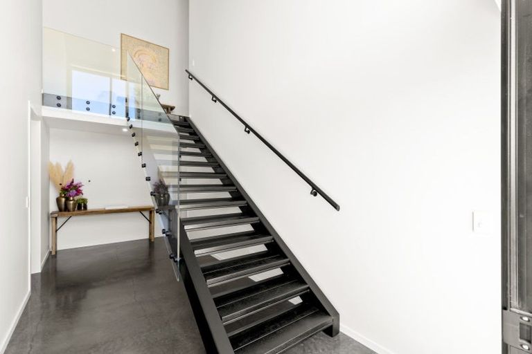 Photo of property in 8 Spring Hill Road, Kelvin Heights, Queenstown, 9300