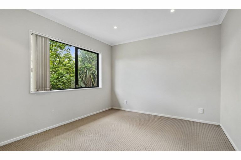 Photo of property in 100 Moire Road, West Harbour, Auckland, 0618