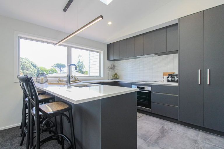 Photo of property in 1/7 Grays Road, Plimmerton, Porirua, 5026