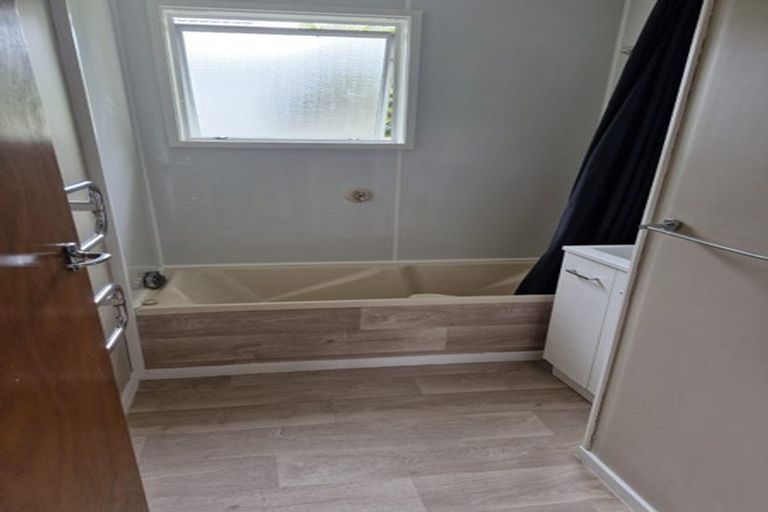 Photo of property in 20 Manaia View Road, One Tree Point, 0118