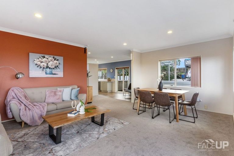 Photo of property in 4 Worthington Place, West Harbour, Auckland, 0618