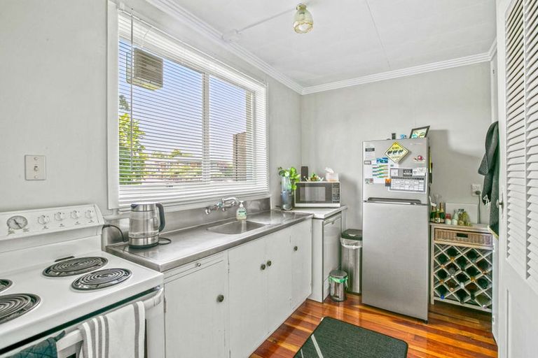 Photo of property in 16 Mangorei Road, Strandon, New Plymouth, 4312