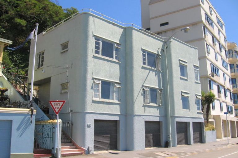 Photo of property in 182 Oriental Parade, Oriental Bay, Wellington, 6011