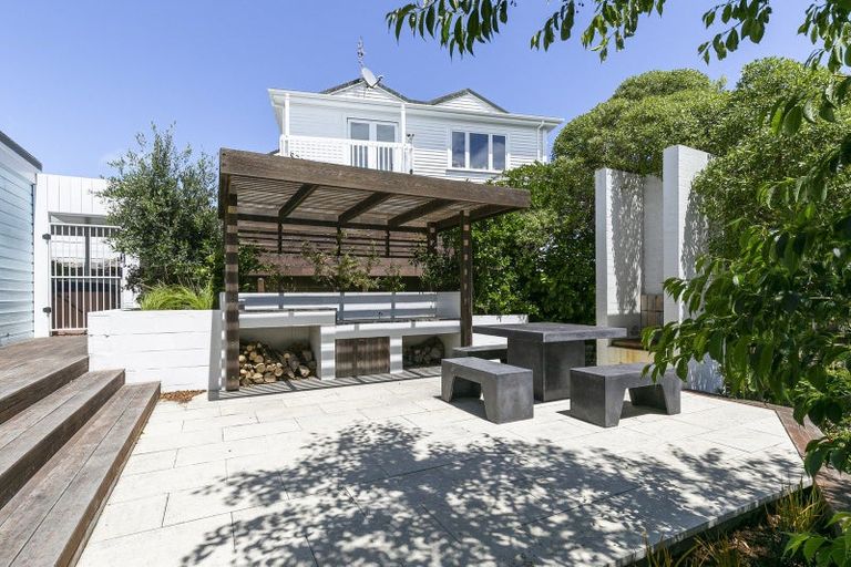 Photo of property in 4 Tai Paku Paku Road, Karaka Bays, Wellington, 6022