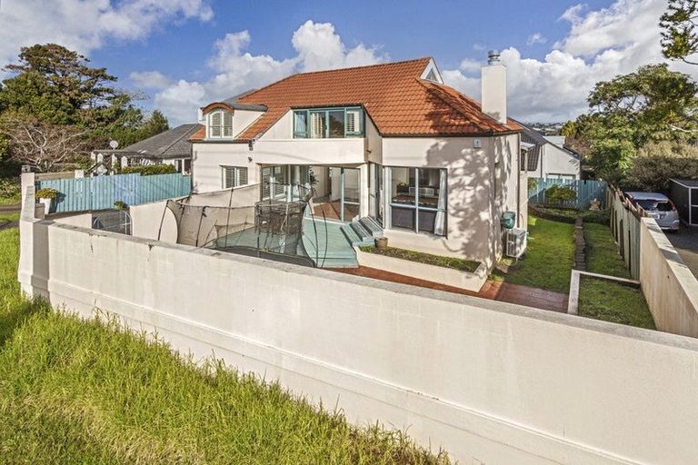 Photo of property in 1/208 East Coast Road, Forrest Hill, Auckland, 0620