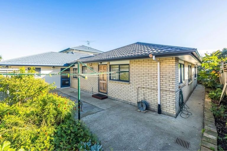 Photo of property in 16 Ewhurst Place, Goodwood Heights, Auckland, 2105