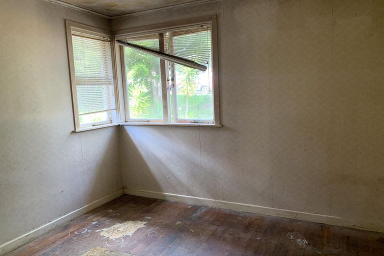 Photo of property in 16 Parrs Cross Road, Henderson, Auckland, 0612