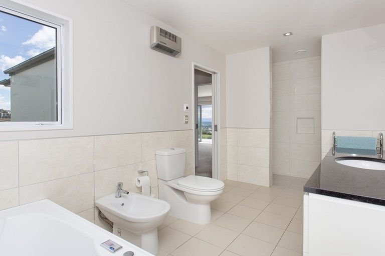 Photo of property in 3 Serenata Lane, Redcliffs, Christchurch, 8081