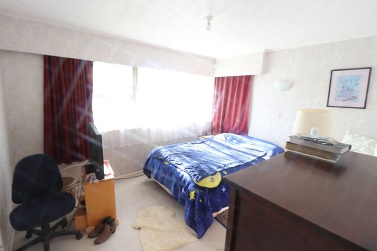 Photo of property in 1 Ngatoa Place, Glenfield, Auckland, 0629