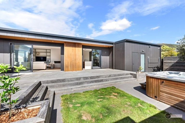 Photo of property in 10 Birdwood Road, Waterloo, Lower Hutt, 5011