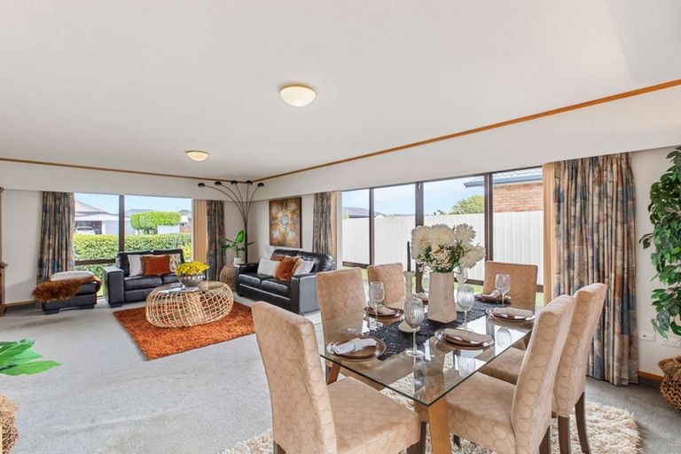 Photo of property in 28 Edgewater Parade, Waiuku, 2123