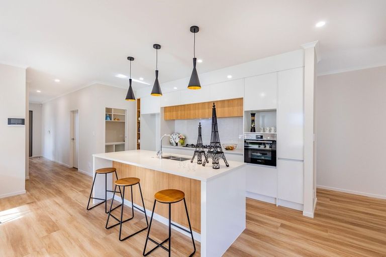 Photo of property in 3 Vintry Drive, Kumeu, 0810