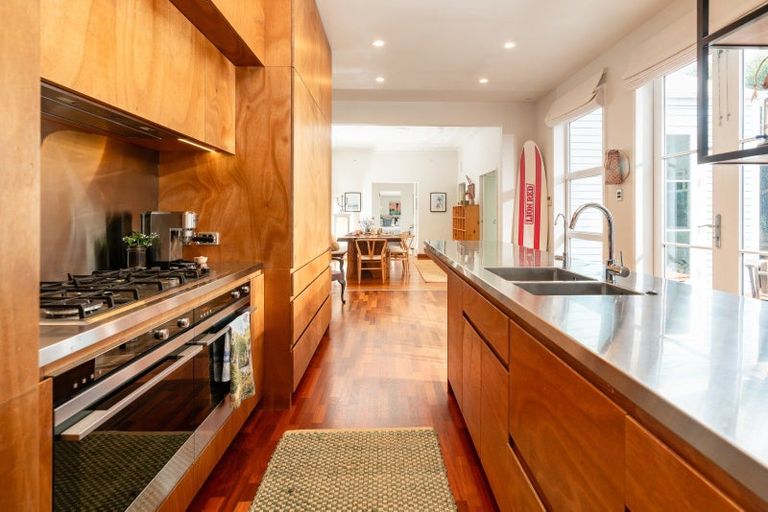 Photo of property in 69 Marine Parade, Seatoun, Wellington, 6022