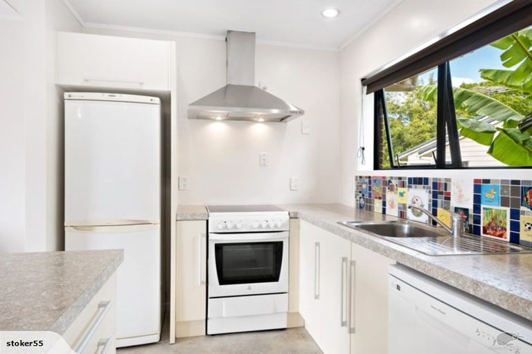 Photo of property in 2/56 Oaktree Avenue, Browns Bay, Auckland, 0630