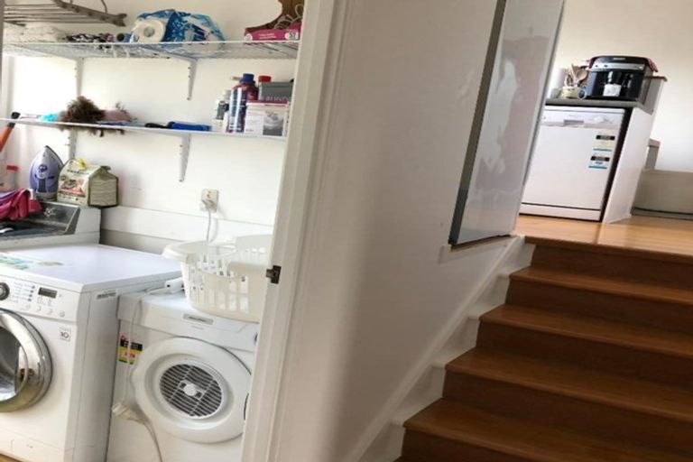 Photo of property in 1/32 Knightsbridge Drive, Forrest Hill, Auckland, 0620