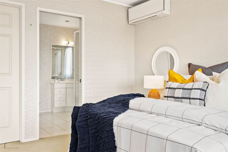 Photo of property in 10 Suncrest Drive, West Harbour, Auckland, 0618