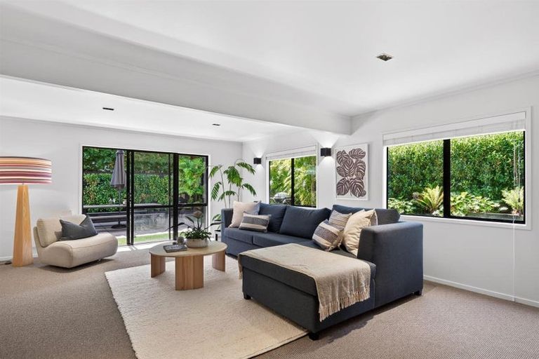 Photo of property in 2/10 Sylvan Park Avenue, Milford, Auckland, 0620