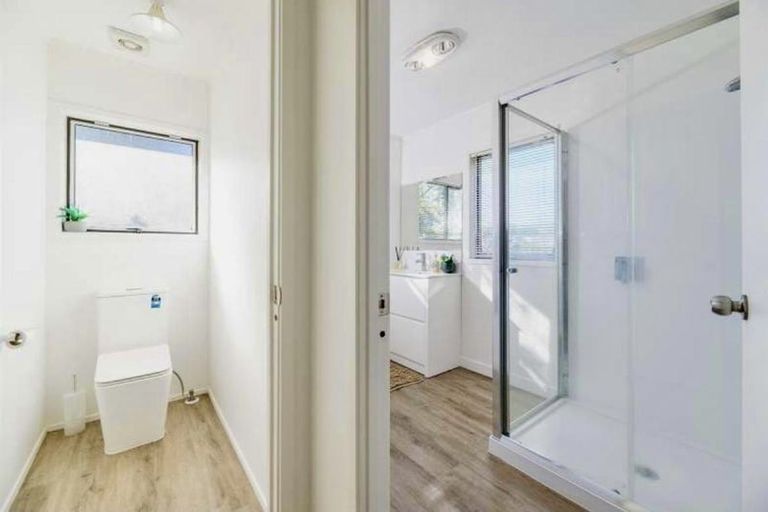 Photo of property in 2/56 Knightsbridge Drive, Forrest Hill, Auckland, 0620