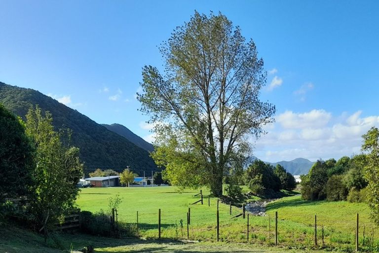 Photo of property in 235 Waikawa Road, Waikawa, Picton, 7220