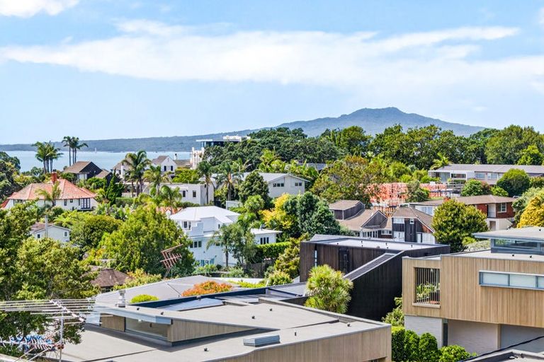 Photo of property in 2/11 Hauraki Road, Hauraki, Auckland, 0622