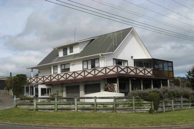 Photo of property in 42 Manga-pirau Street, Waikawa Beach, Manakau, 5573