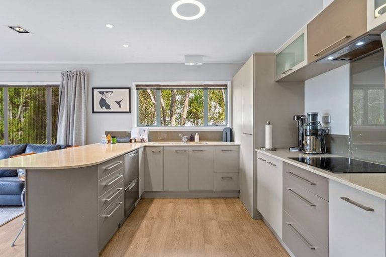 Photo of property in 140 Chelsea View Drive, Chatswood, Auckland, 0626