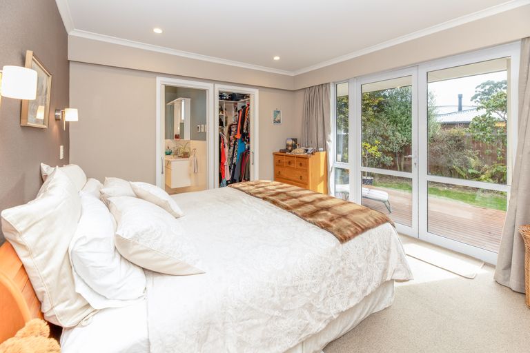 Photo of property in 393 Sawyers Arms Road, Harewood, Christchurch, 8051