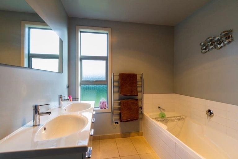 Photo of property in 8 Moraine Place, Lake Hawea, Wanaka, 9382