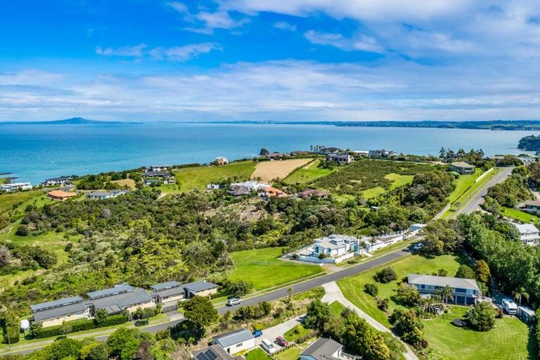 Photo of property in 127 Roberts Road, Matakatia, Whangaparaoa, 0930