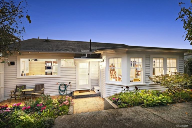 Photo of property in 1 Grove Road, Kelburn, Wellington, 6012