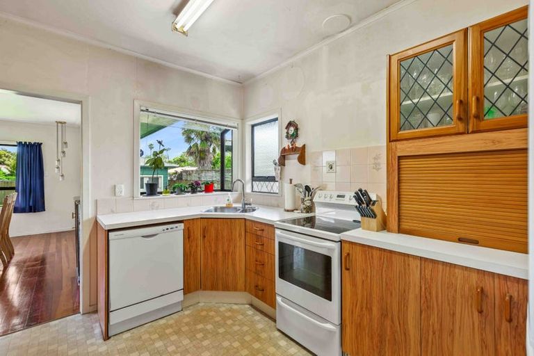 Photo of property in 35 Yeovil Road, Te Atatu Peninsula, Auckland, 0610