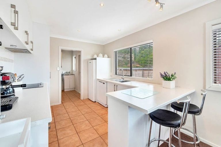 Photo of property in 2 Hollyhock Place, Browns Bay, Auckland, 0630