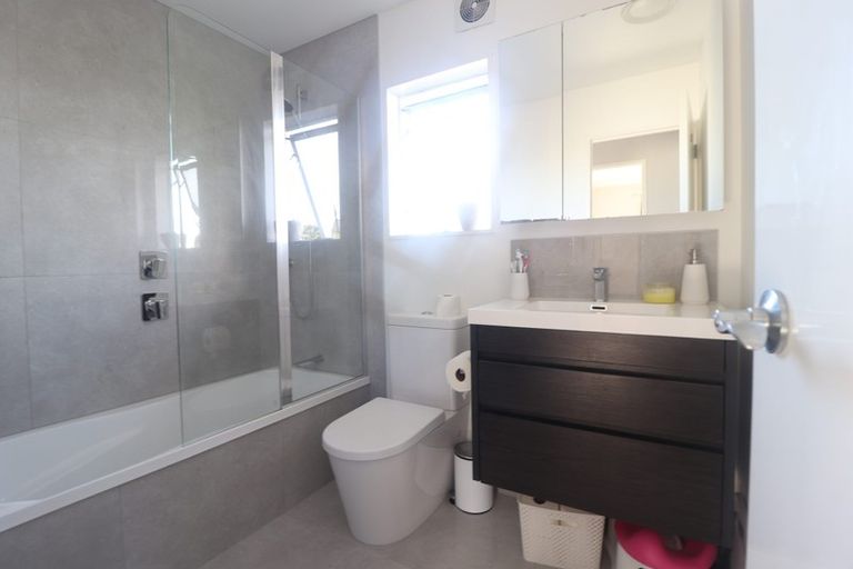 Photo of property in 7 Elizabeth Drive, West Harbour, Auckland, 0618