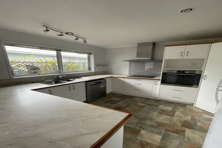 Photo of property in 14 Westhaven Grove, Takaro, Palmerston North, 4412