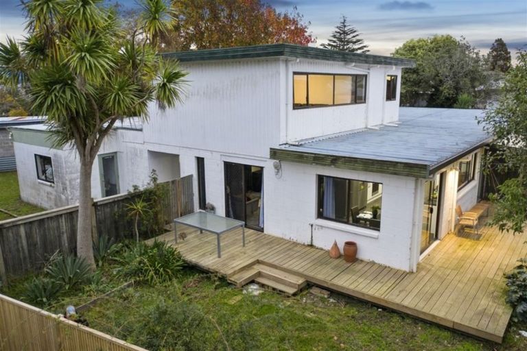 Photo of property in 8 Crompton Road, Massey, Auckland, 0614