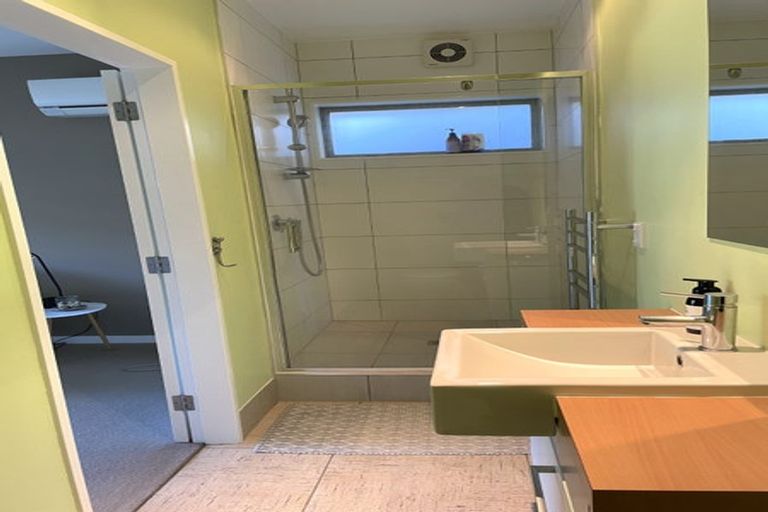 Photo of property in 33 Tiketike Way, Brooklyn, Wellington, 6021