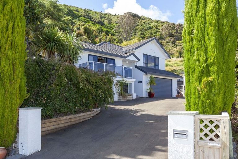 Photo of property in 83 Kakariki Grove, Waikanae, 5036