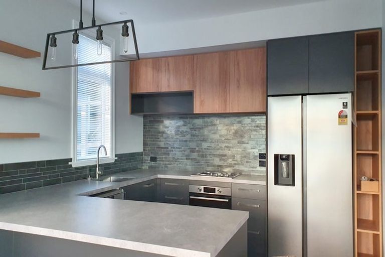 Photo of property in 43 Sumner Road, Lyttelton, 8082