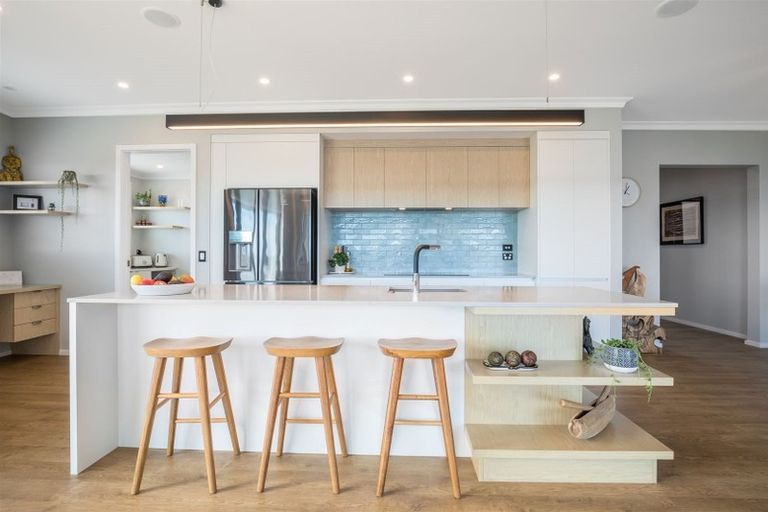 Photo of property in 4 Rotorua Grove, Aotea, Porirua, 5024