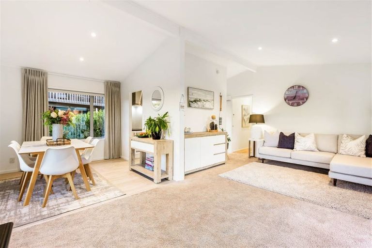 Photo of property in 7 William Bayes Place, Red Beach, 0932