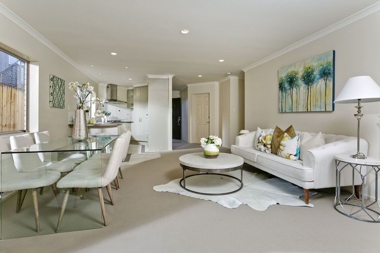 Photo of property in 2/11 Camelot Place, Glenfield, Auckland, 0629