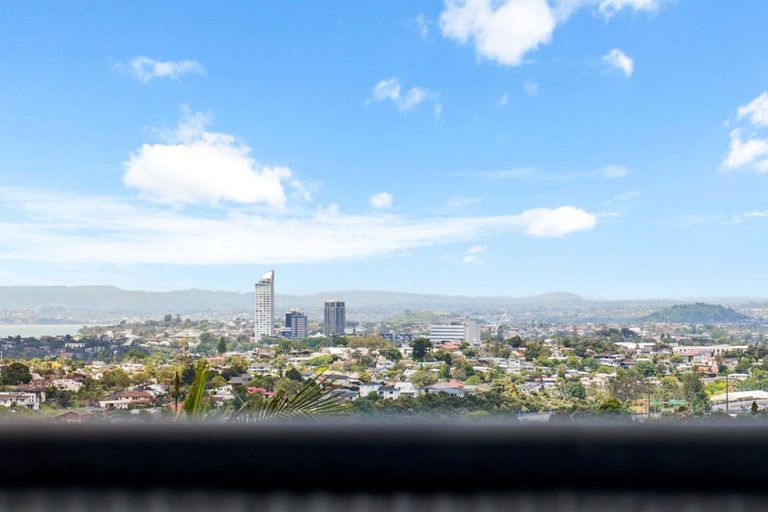 Photo of property in 1a Highgrove Lane, Totara Vale, Auckland, 0632