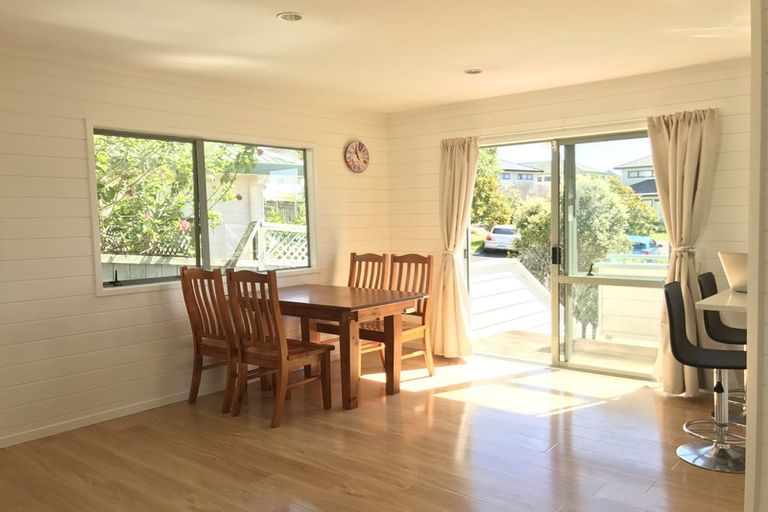 Photo of property in 1/4 Mossop Rise, Glenfield, Auckland, 0629